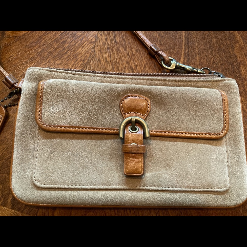 🎉HP🎉👜 Suede Coach Wristlet ✨